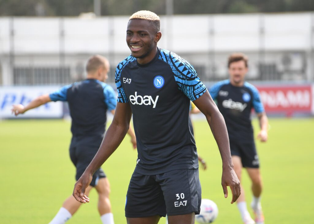 Osimhen sorridente durante l'allenamento